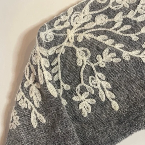 Women's Gray Crewneck Sweater with White Floral Embroidery - Picture 4 of 11